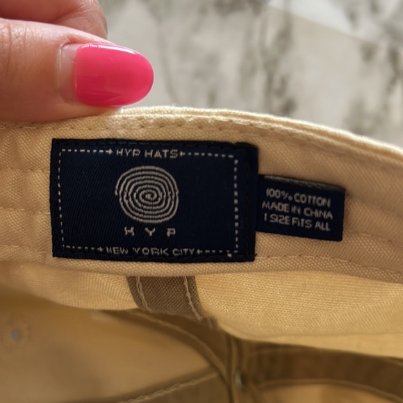 Coca-Cola hat with golf ball and tee - Picture 9 of 9